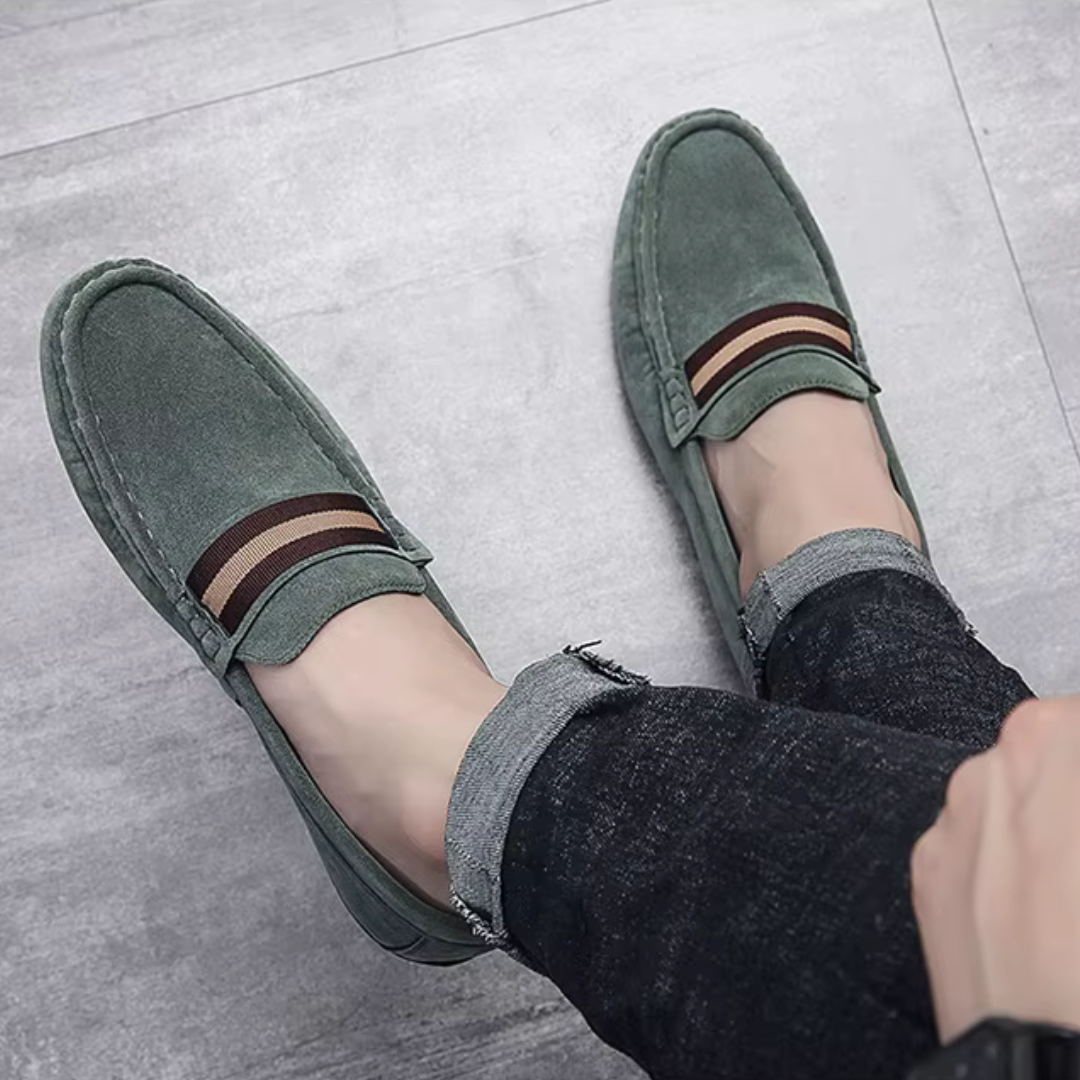 Mocassins verts posés à plat, vue légèrement en hauteur