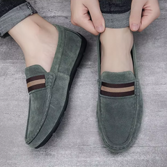 Mocassins verts portés, vue de profil sur jambe masculine