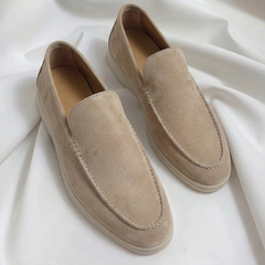 Mocassin homme suédé beige sur surface blanche, vue de dessus