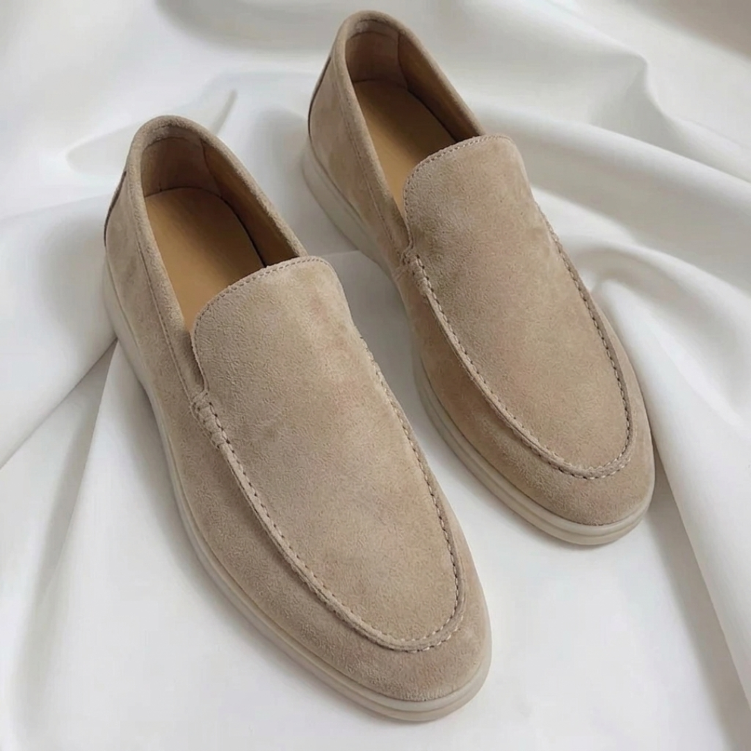 Mocassin homme suédé beige sur surface blanche, vue de dessus