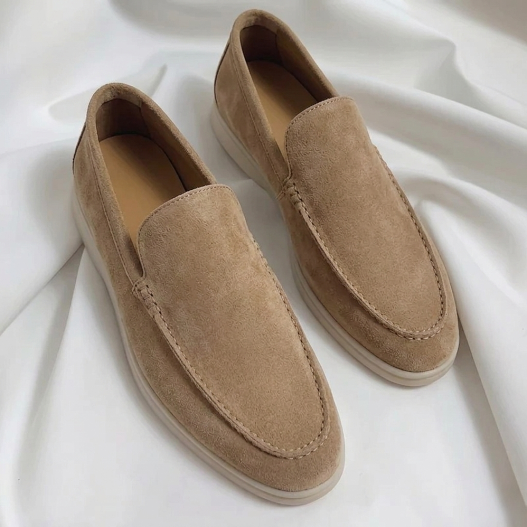 Paire de mocassins homme suédés kaki vue de dessus sur tissu blanc