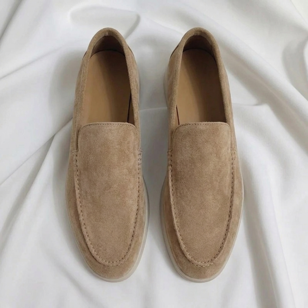 Mocassin homme kaki posé sur tissu blanc, vue de trois quarts