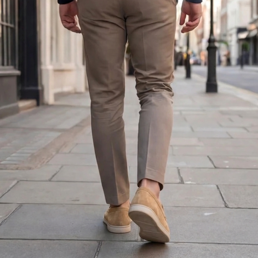 Mocassin kaki porté avec pantalon chino, vue arrière en extérieur