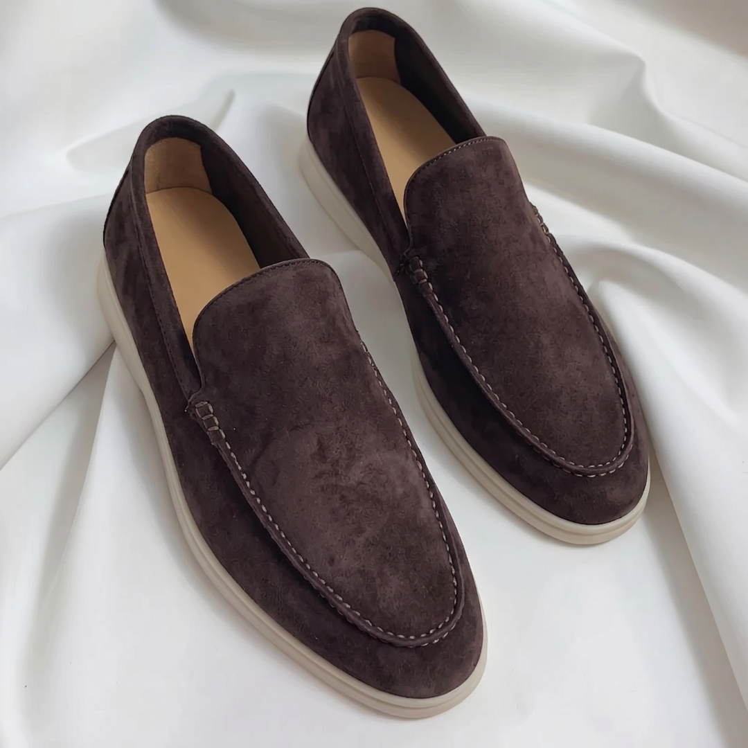 Mocassin homme suédé marron posé sur tissu blanc, vue de côté