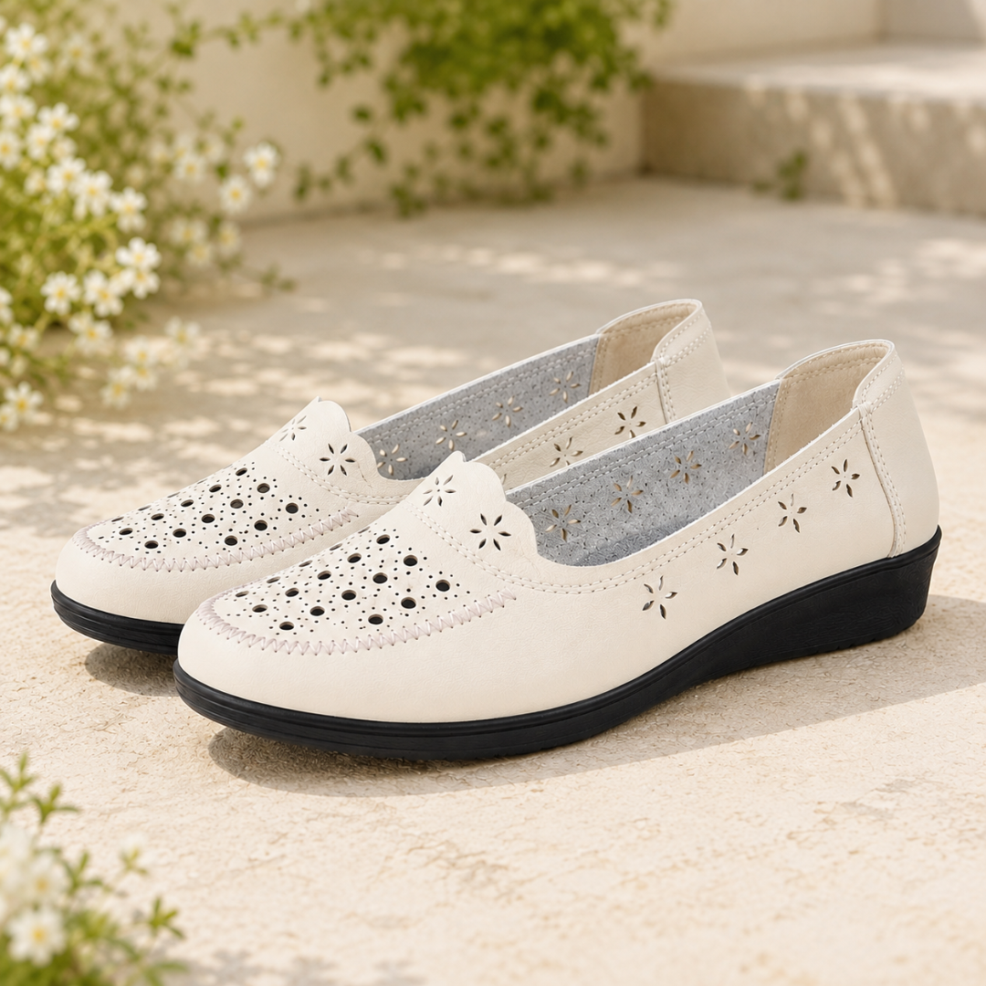 Mocassins femme blancs ajourés à motifs de fleurettes, semelle compensée noire, vue trois quarts