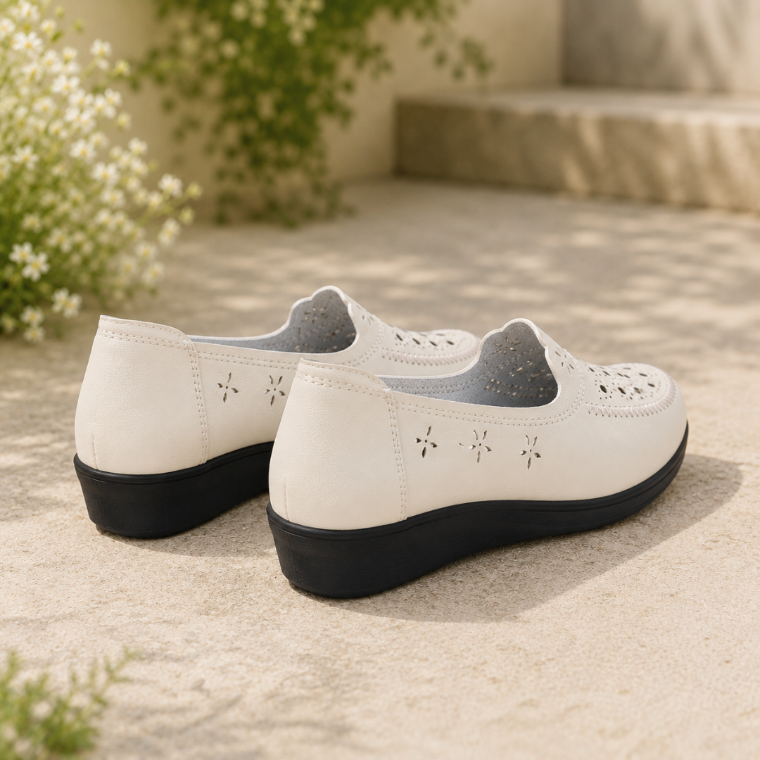 Vue arrière des mocassins blancs avec découpes fleurettes sur le talon et semelle épaisse