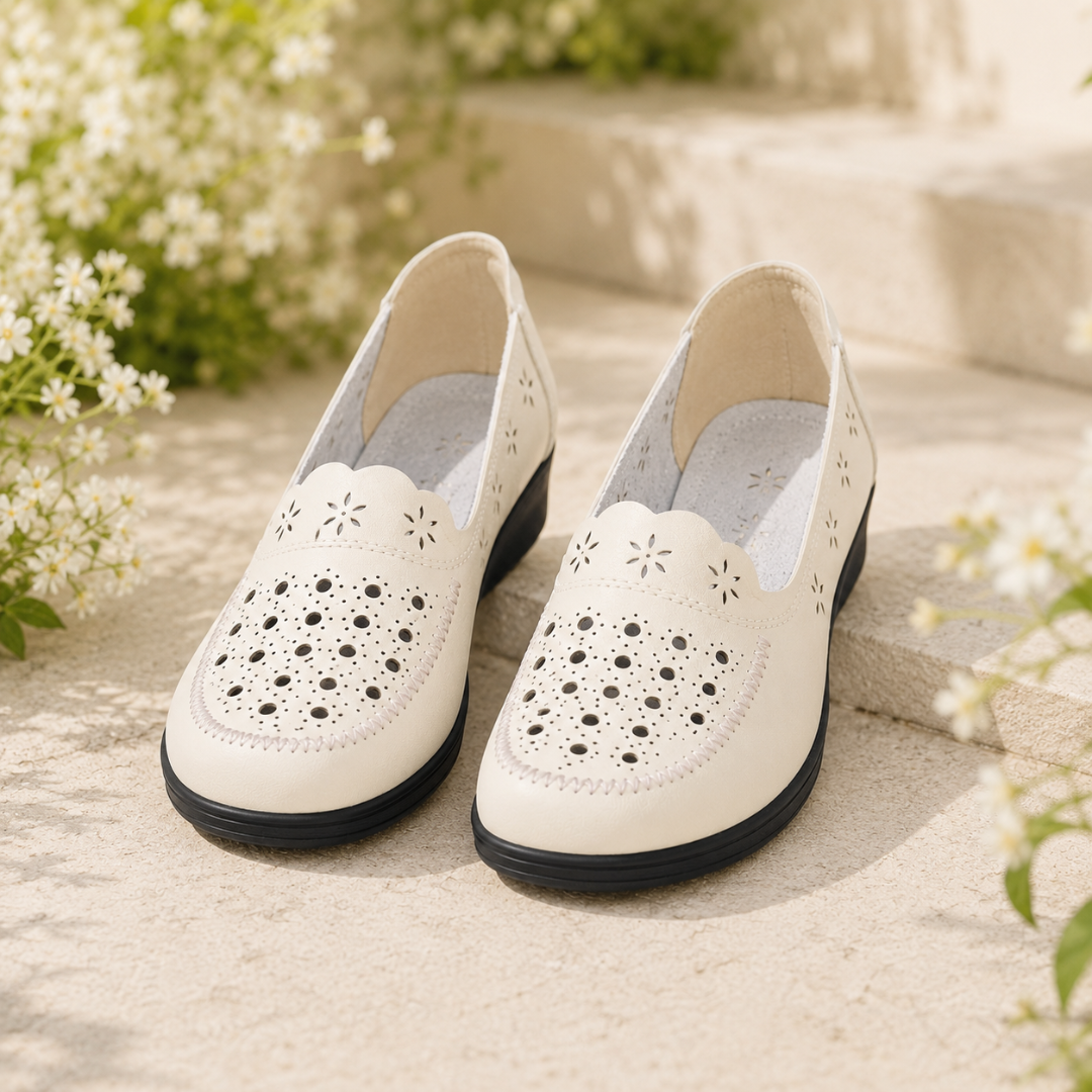 Paire de mocassins blancs vue de dessus, perforations florales et bordure festonnée