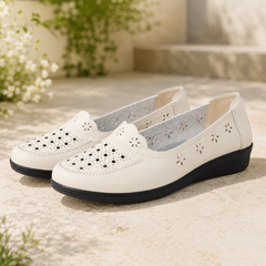 Mocassins blancs à enfiler sur pierre claire, ajours sur l'avant et surpiqûres apparentes