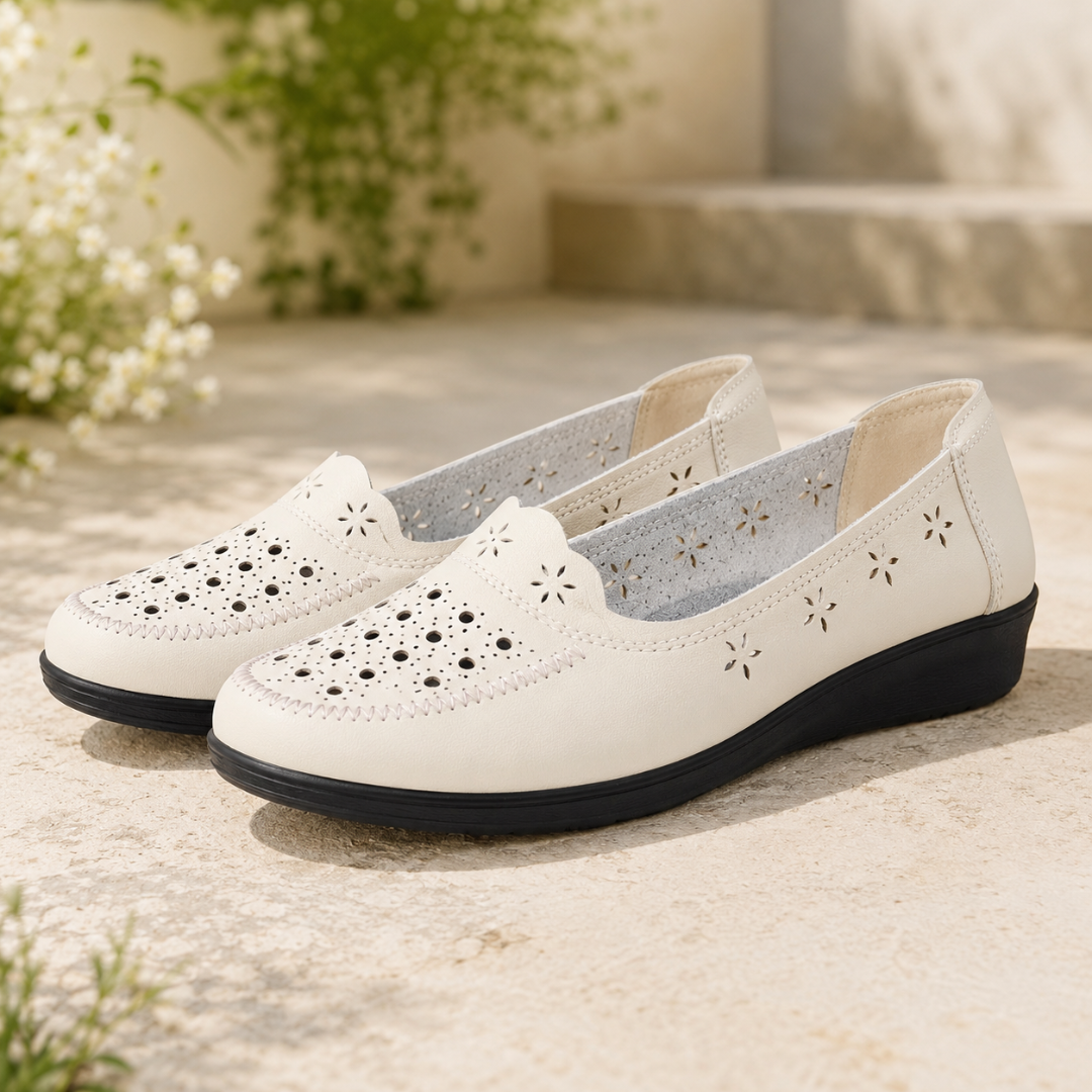 Mocassins blancs à enfiler sur pierre claire, ajours sur l'avant et surpiqûres apparentes