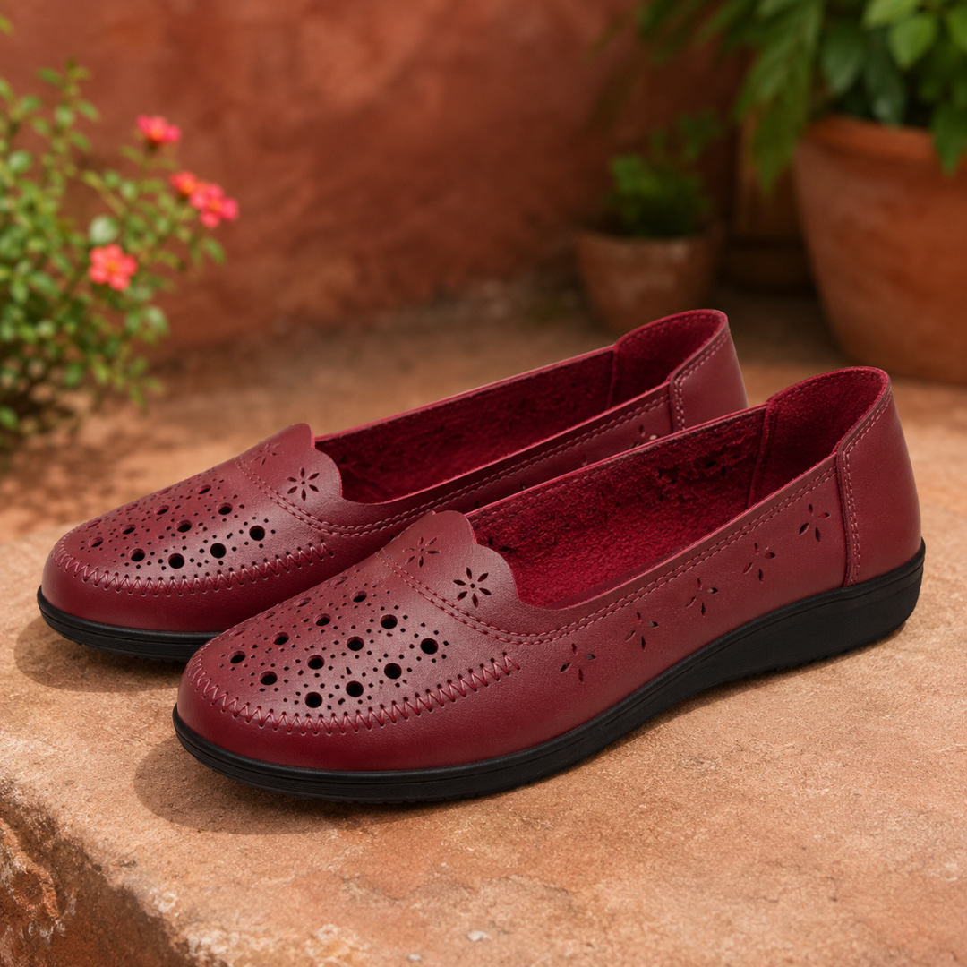 Mocassins bordeaux à perforations florales, doublure assortie et fine semelle noire
