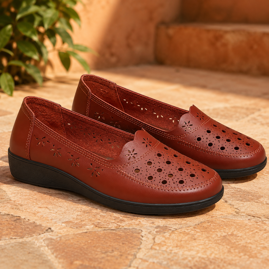 Mocassins marron ajourés, intérieur assorti et semelle noire souple, vue trois quarts