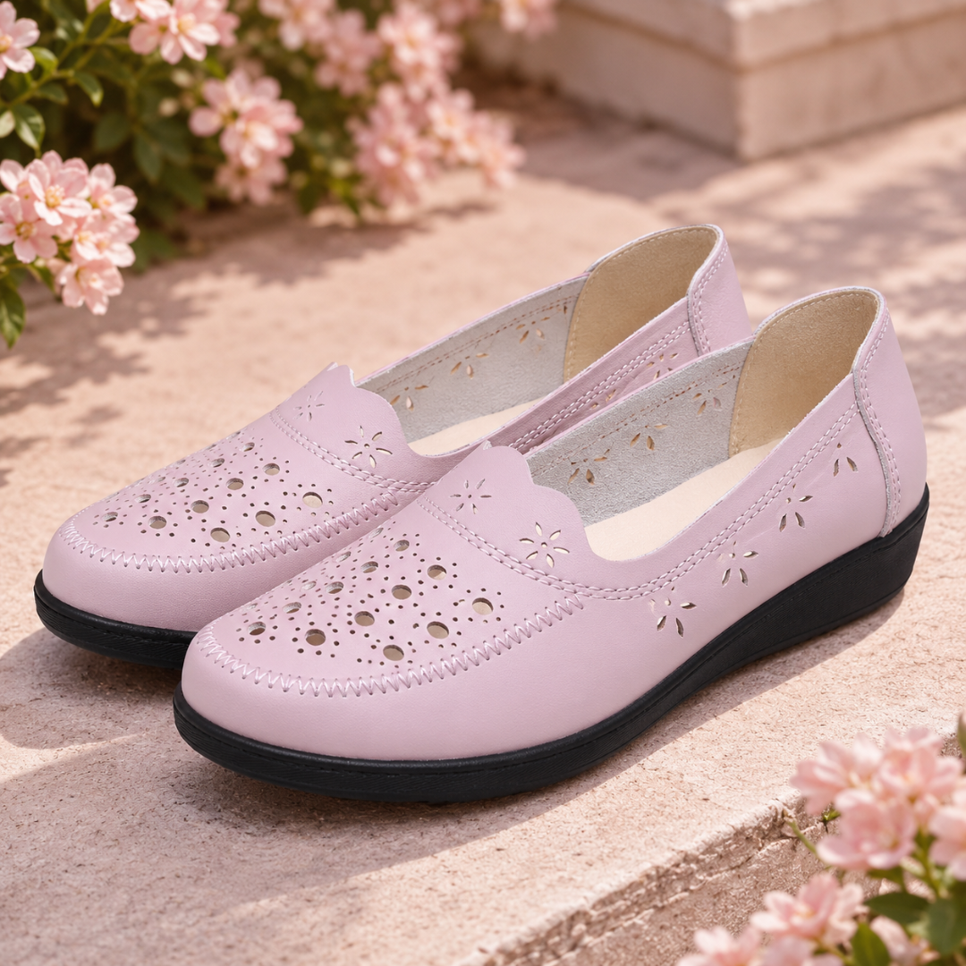 Mocassins roses à enfiler, découpes florales sur l'avant et bordure festonnée délicate