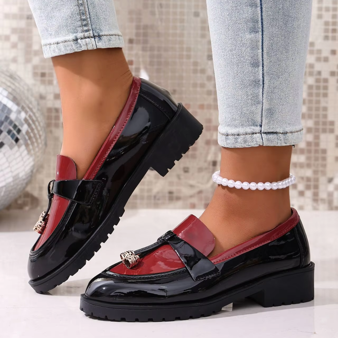 Mocassins femme noirs et bordeaux portés, bride à pampille métallique et semelle crantée