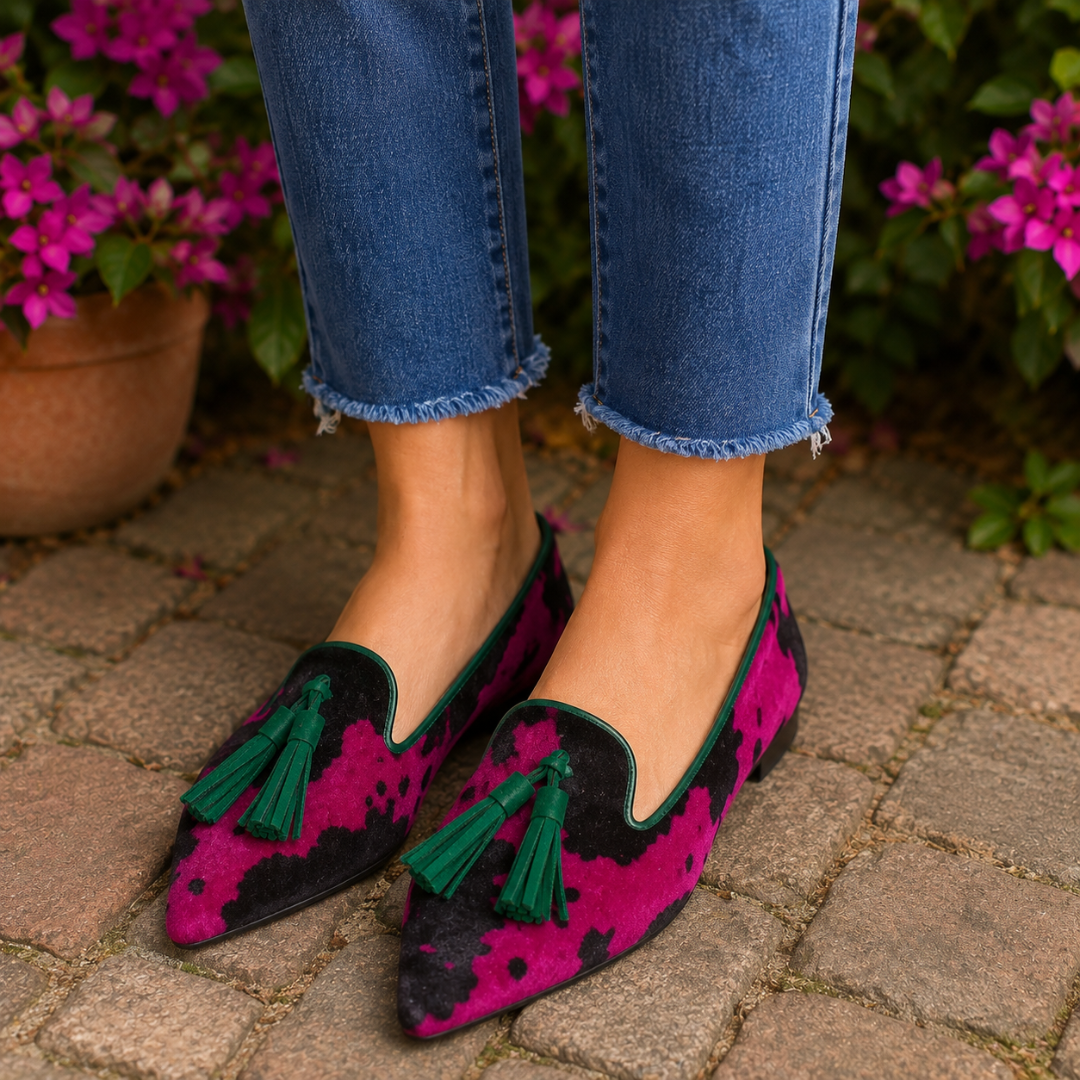 Mocassins imprimé vache rose et noir avec pompons verts et liseré vert