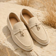 Mocassins femme beige aux surpiqûres apparentes et breloques dorées, décor champêtre