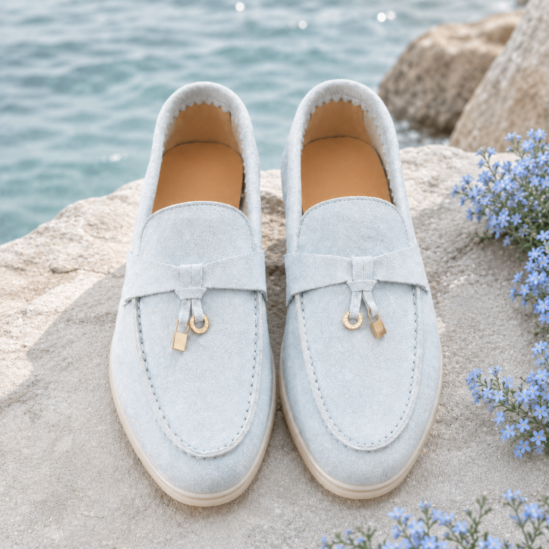 Mocassins femme bleu clair vus de dessus, breloques dorées et semelle crème