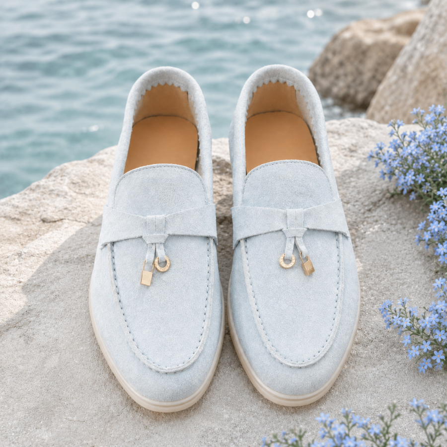 Mocassins femme bleu clair vus de dessus, breloques dorées et semelle crème