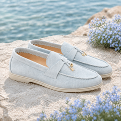 Mocassins femme bleu clair posés sur un rocher au bord de l'eau