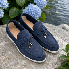 Mocassins femme bleu marine près d'hortensias, bride nouée et breloques dorées