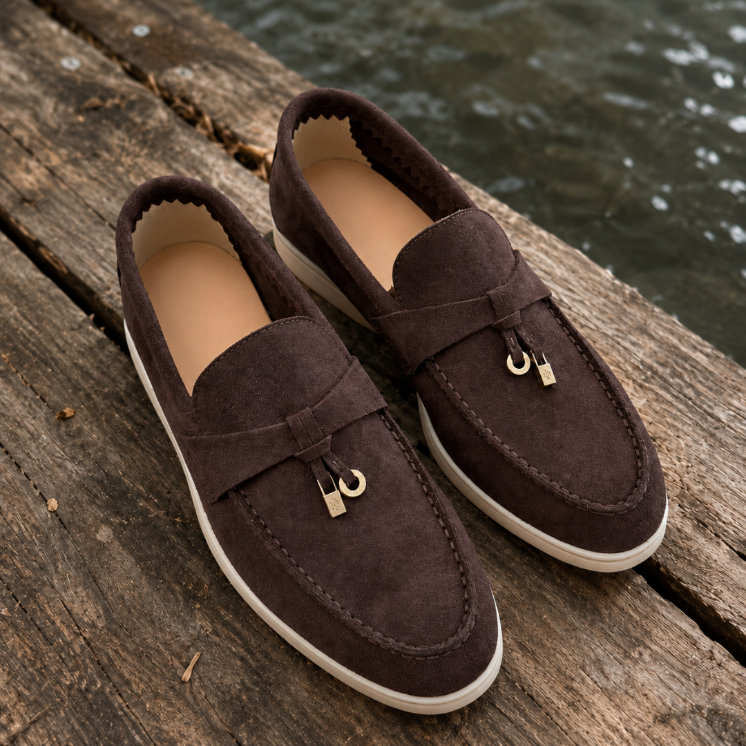 Mocassins femme marron foncé sur un ponton en bois, breloques dorées