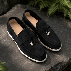 Mocassins femme noirs près de fougères, semelle blanche et breloques dorées