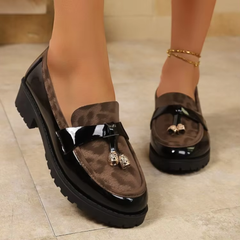 Mocassins à enfiler noirs et léopard vus de trois quarts, semelle crantée épaisse