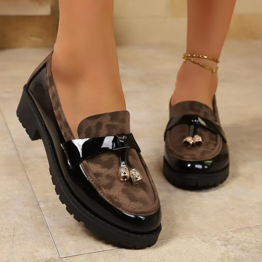 Mocassins à enfiler noirs et léopard vus de trois quarts, semelle crantée épaisse