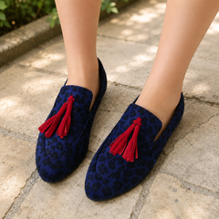 Mocassins femme léopard bleu marine avec pompons rouges et bout pointu