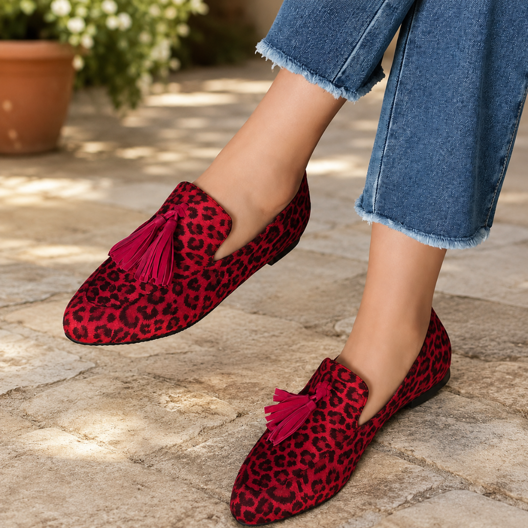 Mocassins femme léopard rouge à bout pointu, portés avec un pantalon court