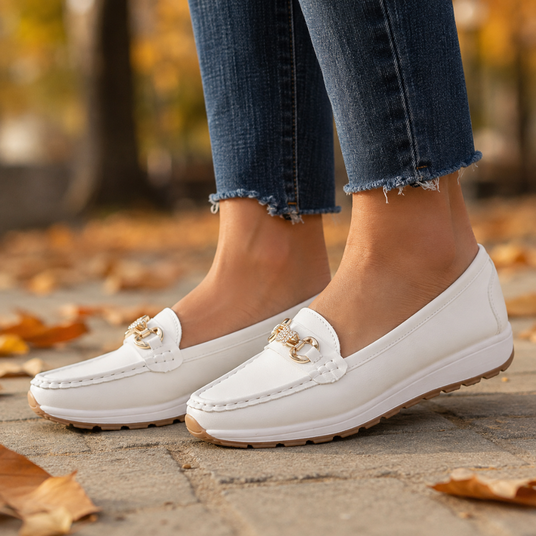 Mocassins femme blancs à enfiler avec mors doré serti de strass