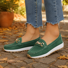 Mocassins femme verts à mors doré portés avec un pantalon bleu clair
