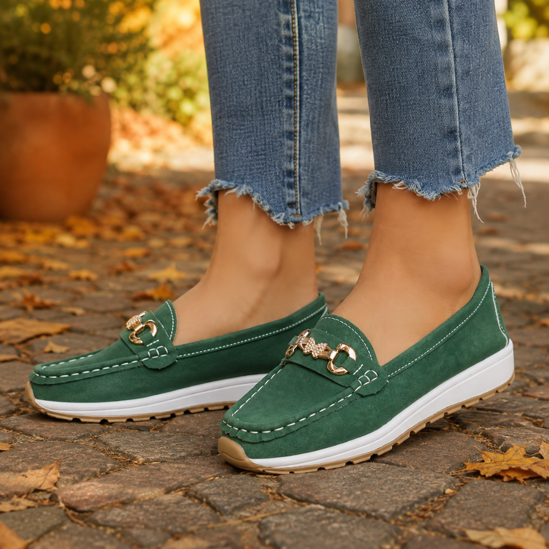 Mocassins femme verts à mors doré portés avec un pantalon bleu clair