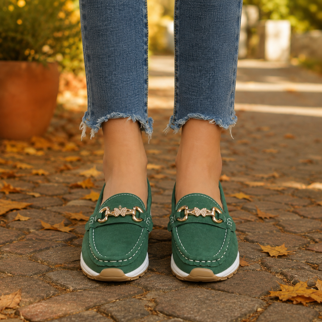 Mocassins verts vus de face, mors doré et surpiqûres blanches contrastées
