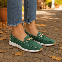 Paire de mocassins verts à bout rond et semelle blanche compensée crantée