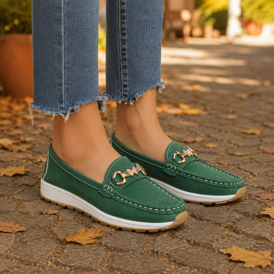 Paire de mocassins verts à bout rond et semelle blanche compensée crantée