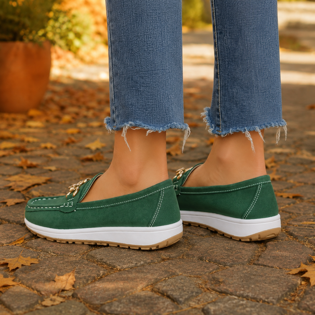 Mocassins verts vus de dos, arrière montrant les surpiqûres et la semelle blanche