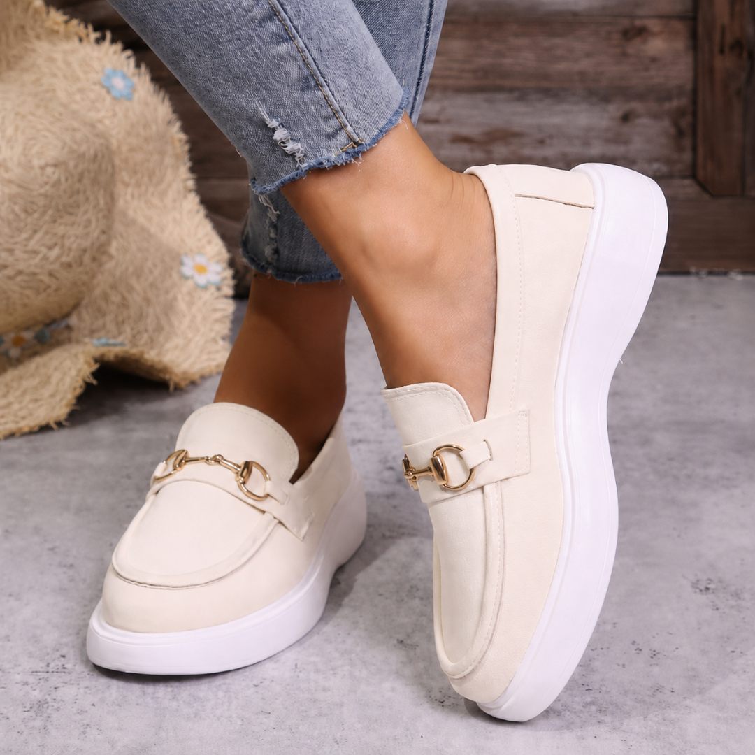 Mocassins femme blancs à boucle dorée, col échancré et semelle plateforme blanche