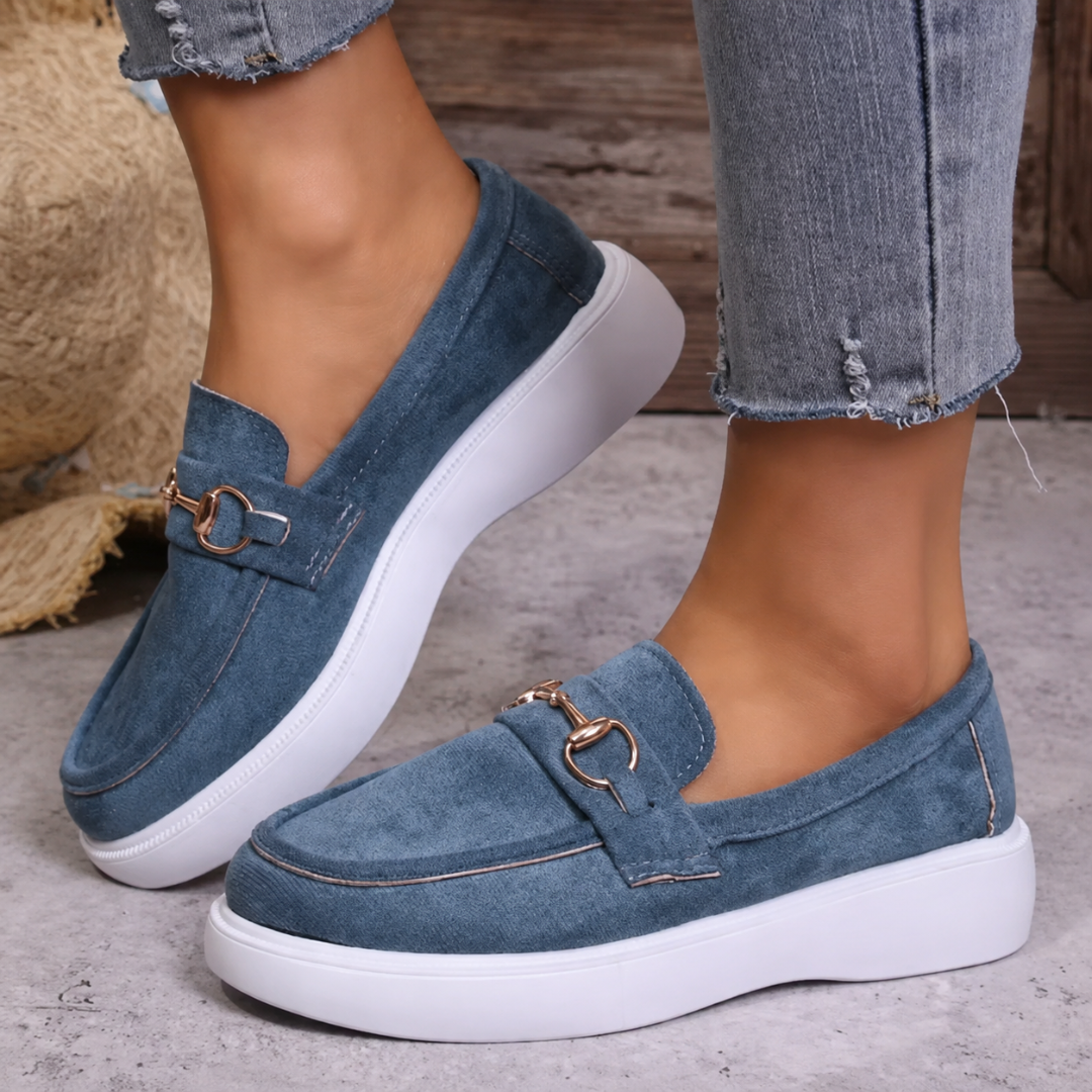 Mocassins femme bleu bleuté à enfiler avec petite boucle dorée et semelle blanche