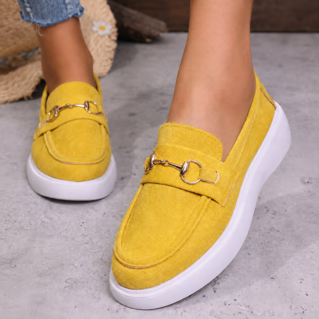 Mocassins femme jaunes à boucle métallique et semelle plateforme blanche portés au quotidien