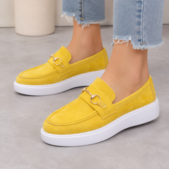 Mocassins femme jaunes à enfiler, semelle plateforme blanche vue de trois quarts