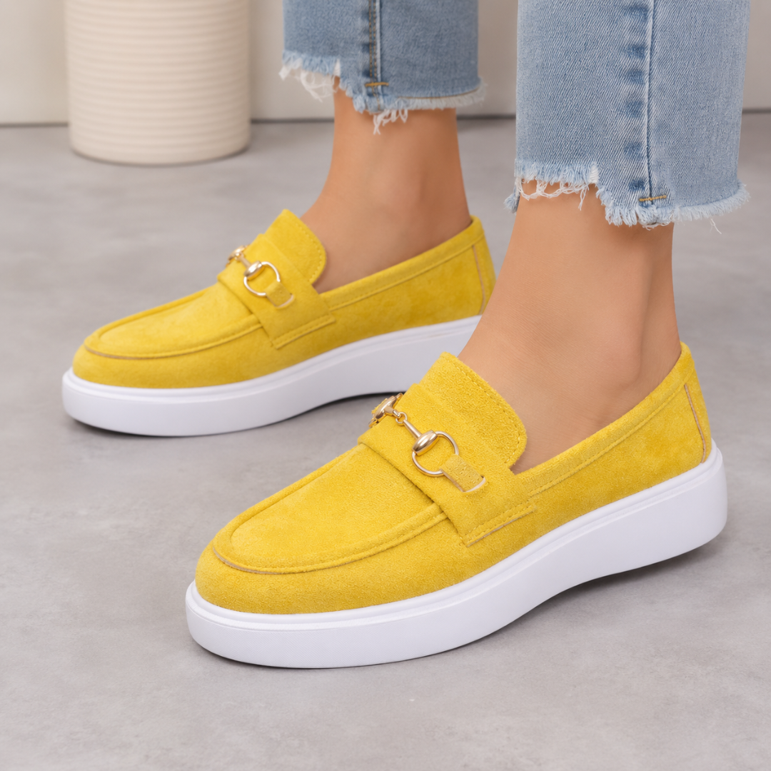 Mocassins femme jaunes à enfiler, semelle plateforme blanche vue de trois quarts