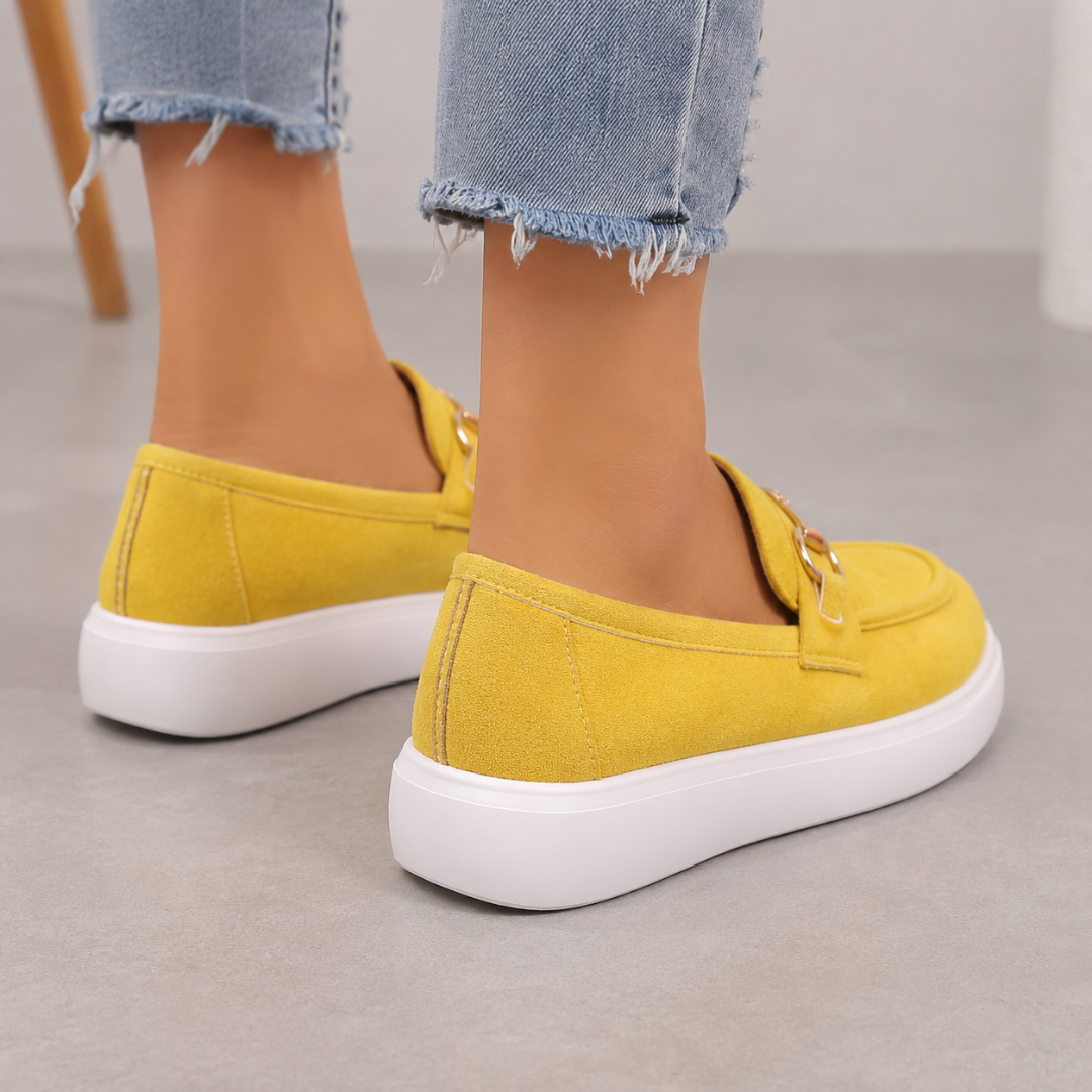 Vue arrière des mocassins jaunes avec surpiqûres au talon et semelle blanche