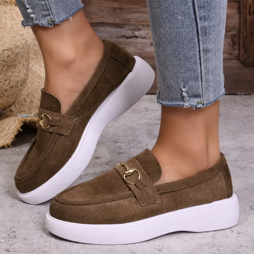 Mocassins femme marron à bride et boucle dorée, semelle plateforme blanche