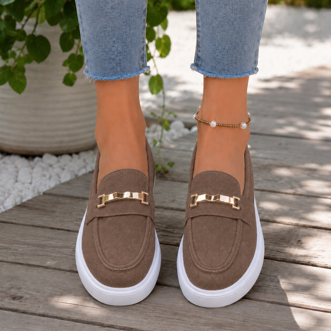 Mocassins femme marron à chaîne dorée, semelle plateforme blanche, bas de pantalon clair