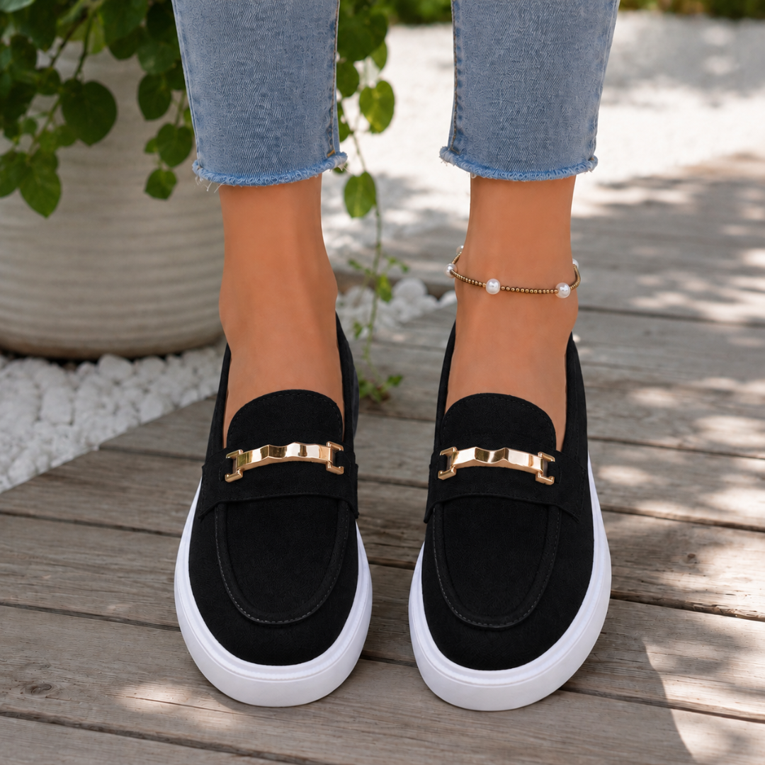 Mocassins femme noirs à enfiler, ornement doré contrastant et semelle plateforme blanche