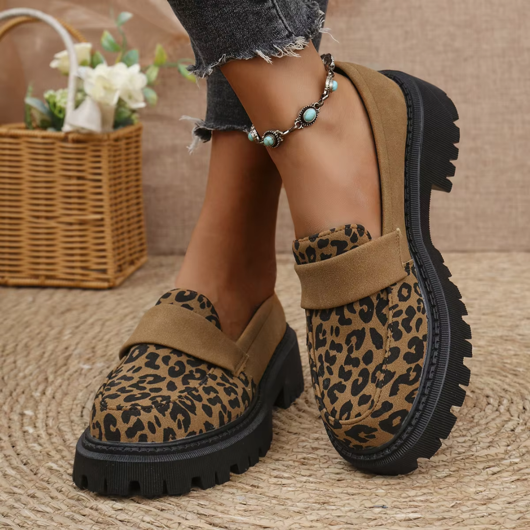 Mocassins léopard marron vus de trois quarts, bride unie sur le dessus et bout rond