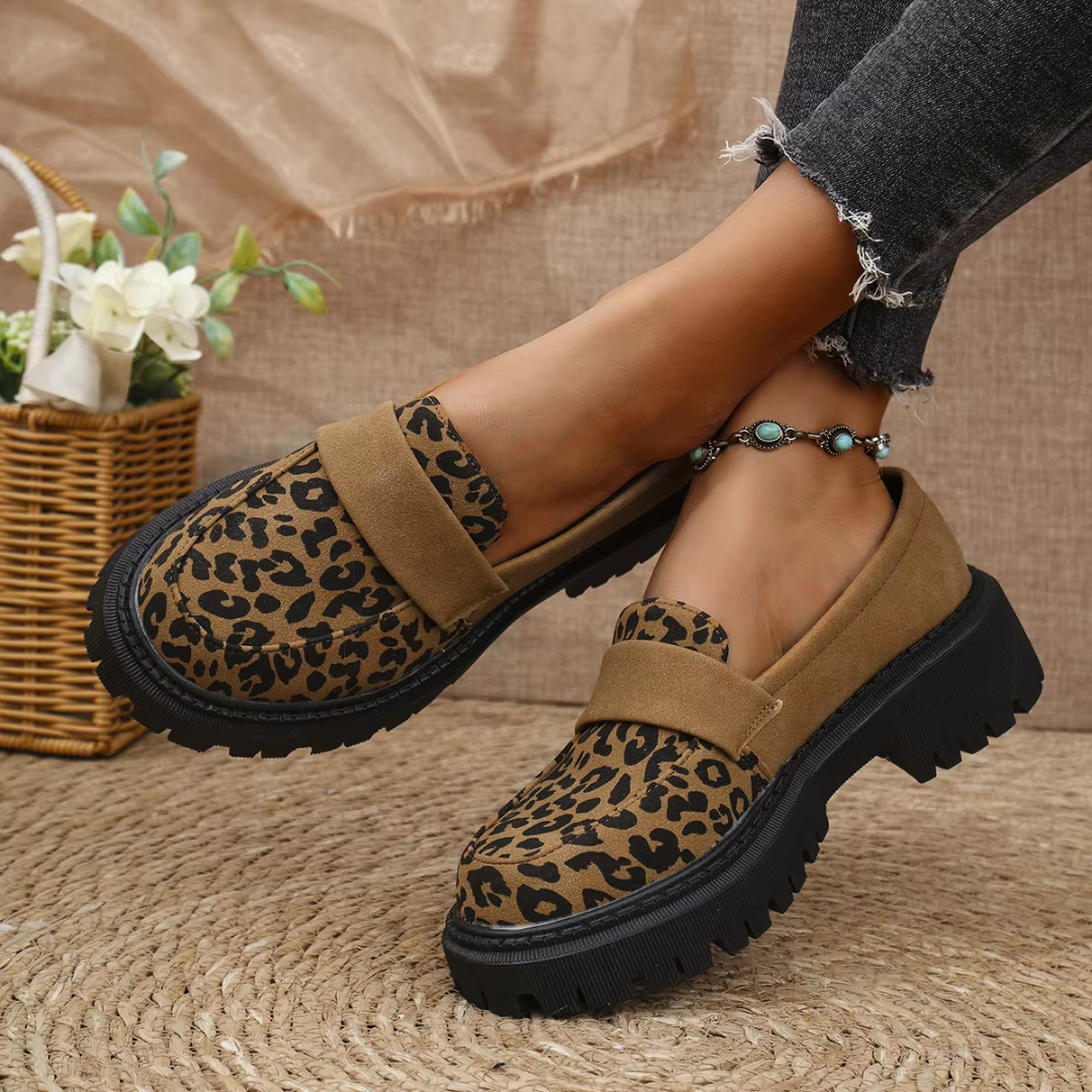 Paire de mocassins femme marron léopard à enfiler, surpiqûres apparentes sur le dessus