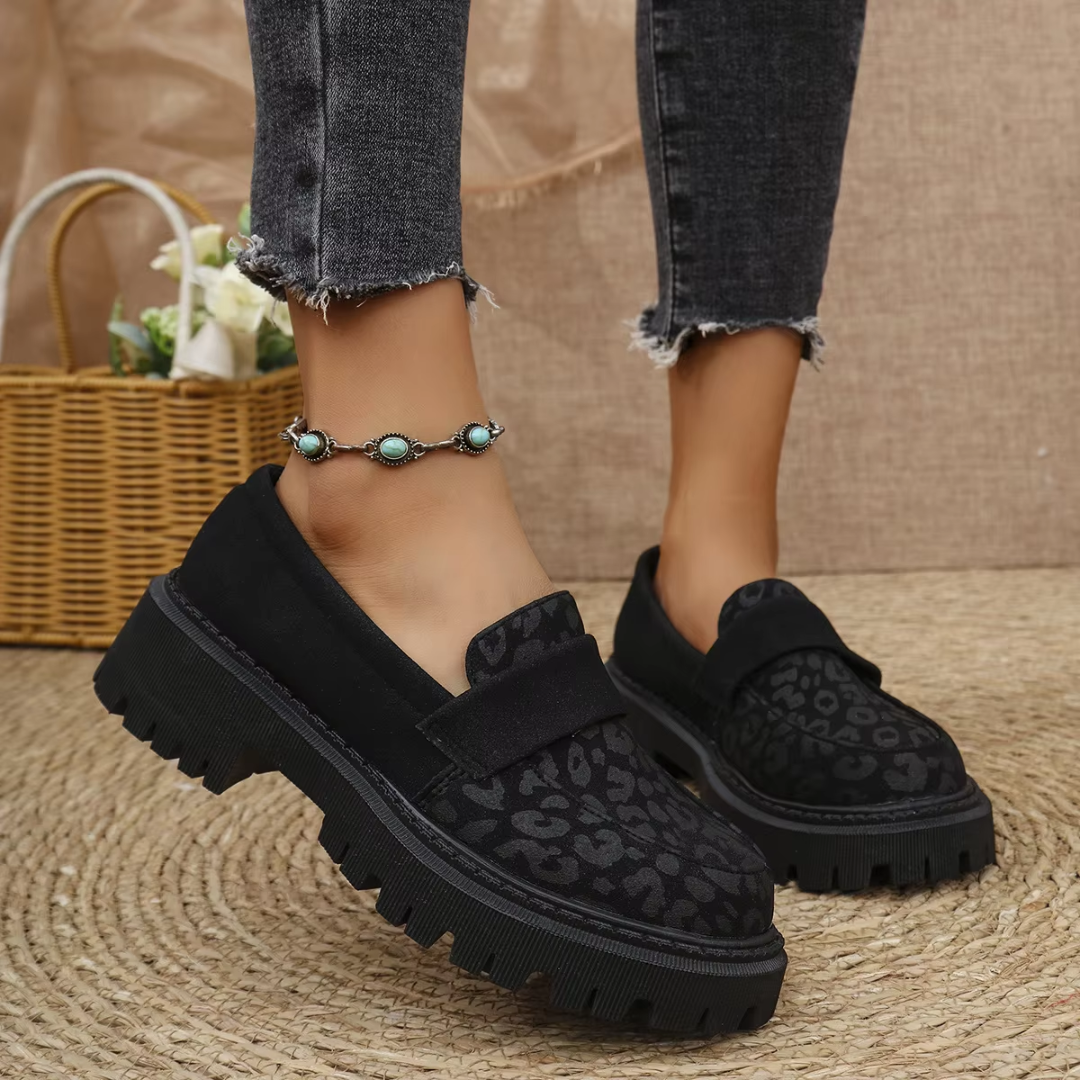 Mocassins femme noirs à bout rond et motif léopard discret, modèle sans lacets