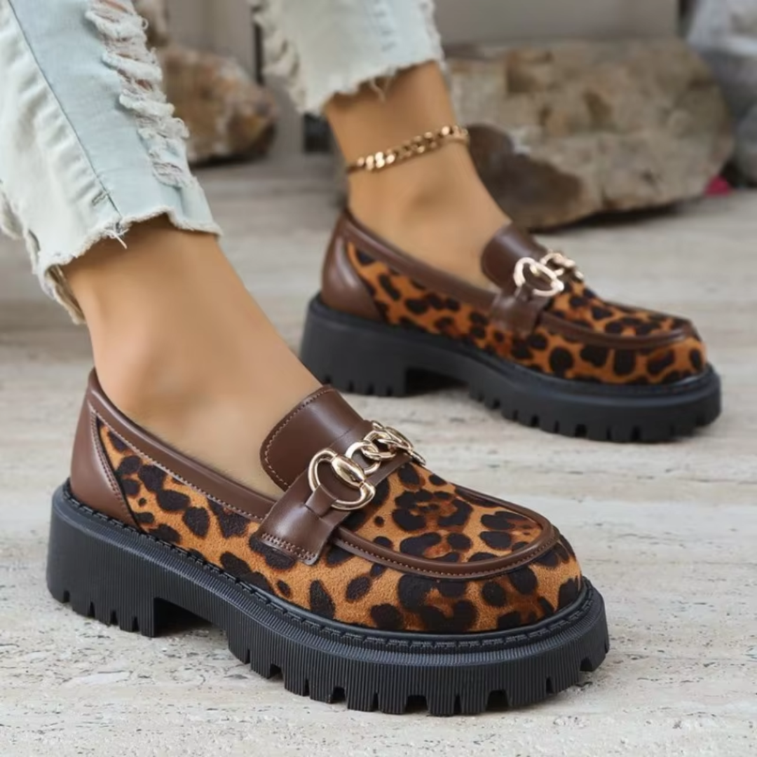 Mocassins femme imprimé léopard à brides marron et chaîne dorée, semelle crantée noire