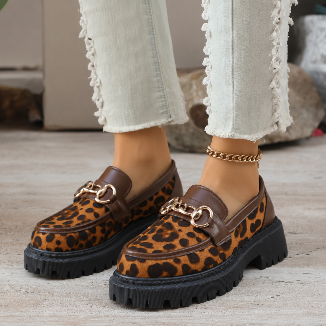 Paire de mocassins femme léopard à finitions marron et plateforme épaisse crantée noire
